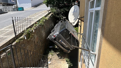 Yokuşta kayan milyonluk cip apartman boşluğuna uçtu