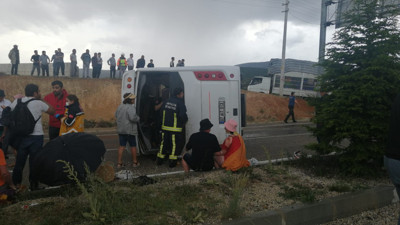 Antalya'da turistleri taşıyan midibüs devrildi: 22 yaralı