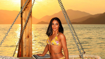 Survivor Sabriye bikinili pozuyla mankenlere taş çıkarttı