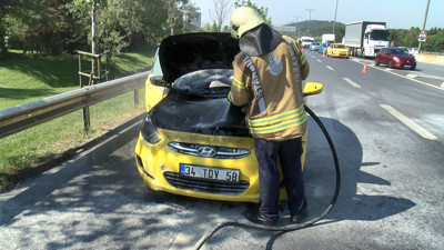 Kartal'da seyir halindeki takside yangın