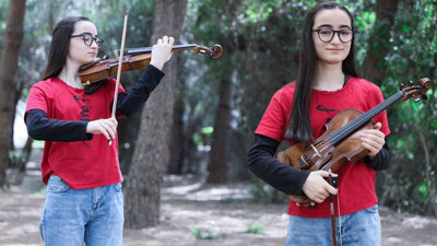 13 yaşındaki Cansu kemanıyla Guinness rekorlar kitabına girdi. 2 yıl boyunca öğretmeniyle hiçbir şekilde sözlü iletişim kurmamıştı