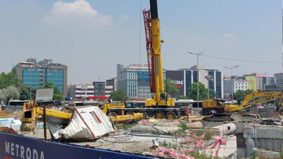 Metro inşaatındaki vinç devrildi