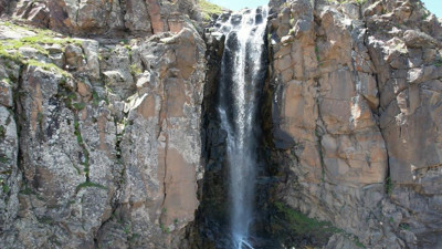 Doğu'nun Çukurova'nda kar suları şelale oluşturdu