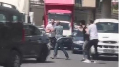 Araçlarını bıraktılar yumruk yumruğa kavga etti. O anlar cep telefonu kamerasına kaydedildi (28 Mayıs 2022)