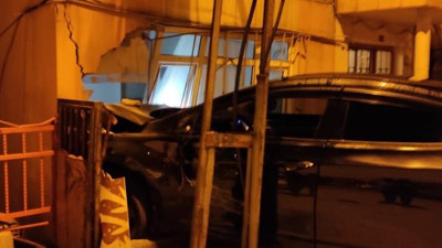 En derin uykularında evin içine araba daldı