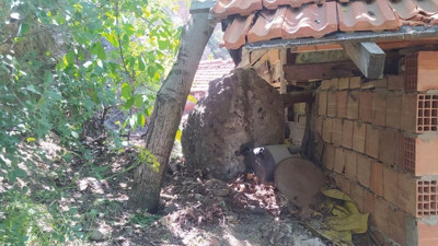 Dağdan kopan dev kayalar evi hedef aldı