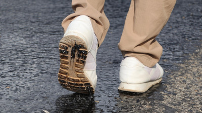 Kavuran sıcak asfaltı eritti