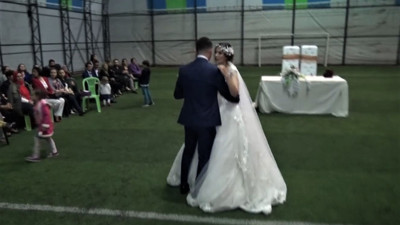 Düğüne 2.5 saat rötar yaptıran şirkete tokat gibi ceza. Kır düğününü halı sahaya taşımışlardı