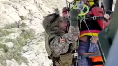 Hava Kuvvetleri’nden kurtarma operasyonu.Helikopterle gidip vatandaşı kurtardılar