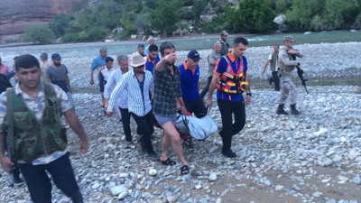 Küçük kızı kurtarmaya çalışan kadın akıntıya kapılarak kilometrelerce sürüklendi