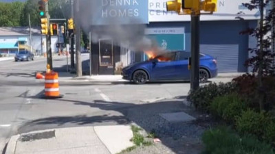 Tesla marka araç böyle alev topuna döndü. Sürücüsü canını zor kurtardı