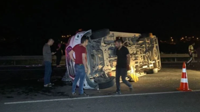 Öğrencileri taşıyan minibüs otoyolda kaza yaptı: 17 yaralı