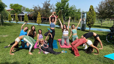 Parkta yoga yapanlar CİMER'e şikayet edildi. Bu da mı yasak oldu