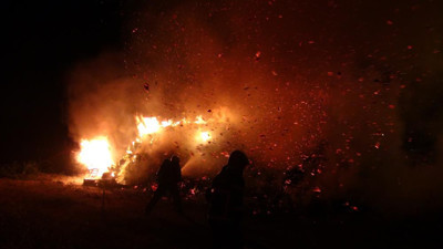 Gecenin karanlığını alevler aydınlattı