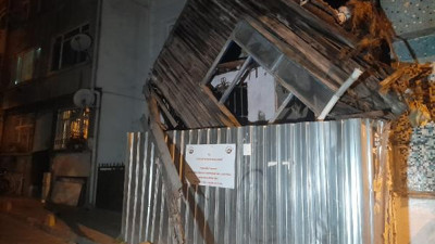 Fatih'te 2 katlı ahşap bina çöktü