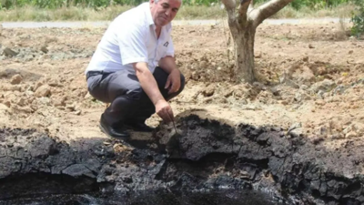 Bahçesini kazarken buldu. Petrol mü diye baktı alev alev yandı. Bir buçuk saatte söndürüldü