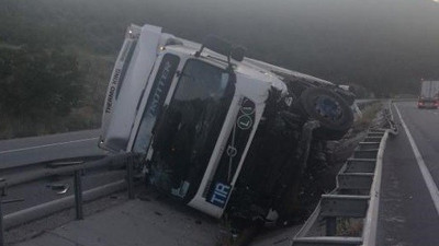 Kontrolden çıkan tır orta refüje devrildi