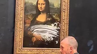 Mona Lisa'nın ne suç var. Peruk takıp, ruj süren adam ünlü tabloya pasta fırlattı