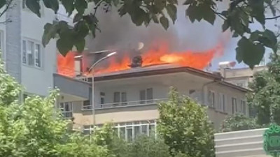 Çatı alev aldı. Bina sakinleri ecel terleri döktü