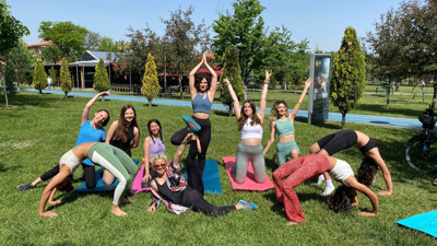 Eskişehir'de kadınlar 'yoga yasağını' yoga yaparak deldi