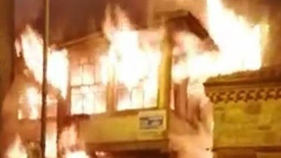 Tarihi bina yanarak yıkıldı