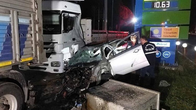 İki üniversiteli genç kızın ölüm alışverişi. Otomobil altında metrelerce sürüklendiler