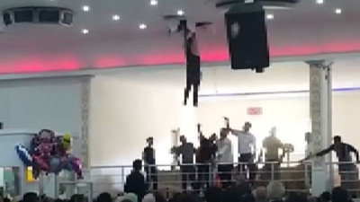 Davetsiz misafir düğüne tavandan geldi. Konuklar şok oldu, yürekler ağızlara geldi