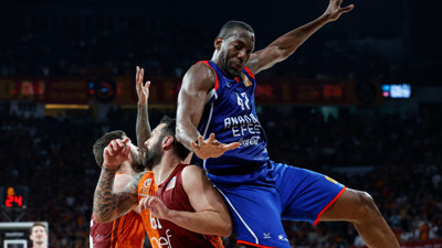 Anadolu Efes Galatasaray'ı yenerek seride öne geçti