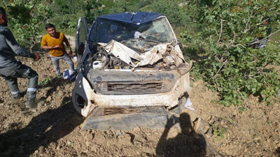 Araç uçuruma yuvarlandı: 2 yaralı