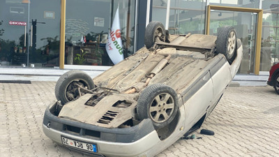 Oha artık. Yol çalışması yapılan sokağa girince kepçe operatörü otomobili içindekilerle birlikte ezmeye kalktı