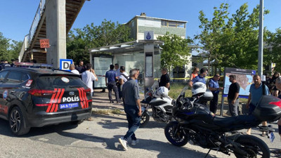 Büyükçekmece'de otomobil otobüs durağındaki öğrencilerin arasına daldı: 1 ölü, 8 yaralı