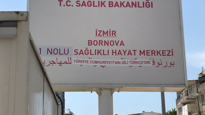 Helal olsun İzmirlilere. İzmir'deki sağlık merkezinin Arapça tabelasına Türkiye'nin dili Türkçe'dir yazdılar
