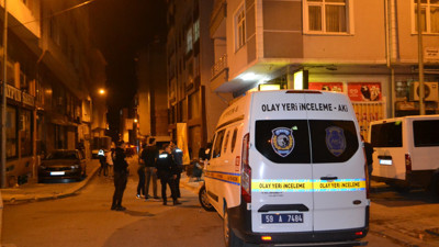 Yol kenarında duran adamı göğsünden bıçaklayarak öldürdü