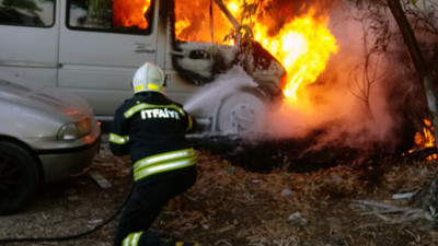 Park halindeki minibüs alev alev yandı