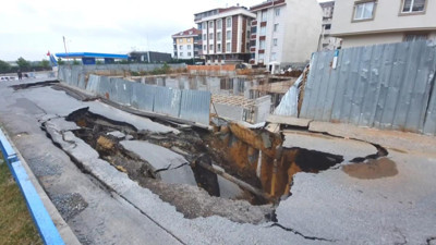 Sultangazi'de yol çöktü