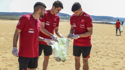 A Milli Takım plajda çöp topladı