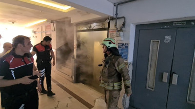 Sultangazi'de 8 katlı iş merkezinde yangın