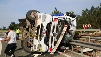 Kastamonu'da devrilen tırın sürücüsü öldü