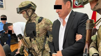 Kırgızistan Sağlık Bakanı Beyşenaliyev makam odasında gözaltına alındı