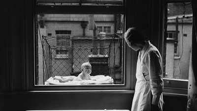 Tarihin tozlu sayfalarına karışan bir icat: Metrelerce yükseğe asılan bebek kafesleri