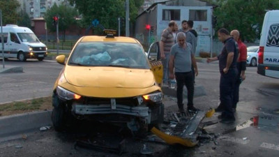 Taksi ile kamyonet çarpıştı: 3 yaralı