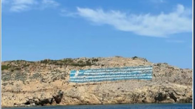 Tek kurşun atmadan işgal ettikleri adamızdan Yunan Başbakanı Miçotakis fotoğraf paylaştı | Tük adasında dev Yunan bayrağı