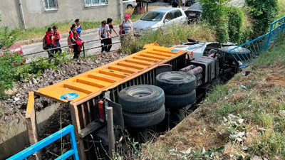 Hafriyat kamyonu dereye düştü (03 Haziran 2022)