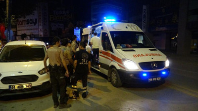 Eğlence merkezinde bıçaklı kavga: 3 yaralı