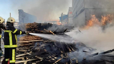 Kereste fabrikasında çıkan yangın korkuttu