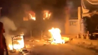 Suriyeliler Afrin'de belediyeyi basıp Türk elektrik şirketini ateşe verdi