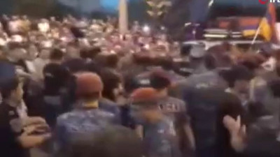 Ermenistan'da sokaklar karıştı. Hedefte Paşinyan'ın evi vardı