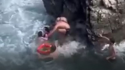 Boğulma sezonu açıldı. 4 kişinin azgın dalgalarla savaşı