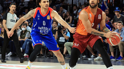 Nefesleri kesen seride Anadolu Efes finale yükseldi. Tam 27 sayılık fark