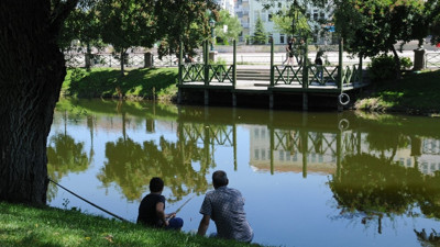 Şehrin merkezinde balıkçının oltasına takıldı. Tam 6 kilo ağırlığında. Gören dönüp bir daha bakıyor
